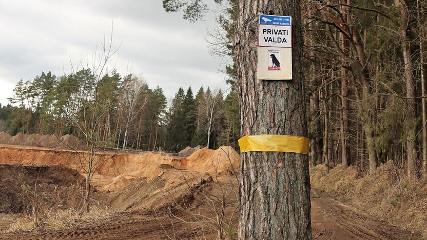 Veiksmai: žvyro kasėjai Pakarklės miške turi verslo interesų ir jau vykdo naudingųjų iškasenų žvalgybą.