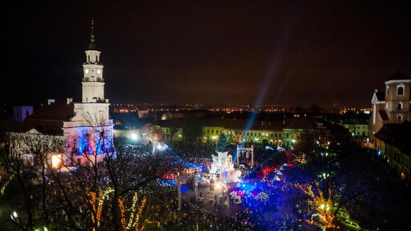 Kauno Rotušės aikštėje įžiebta Kalėdų eglė