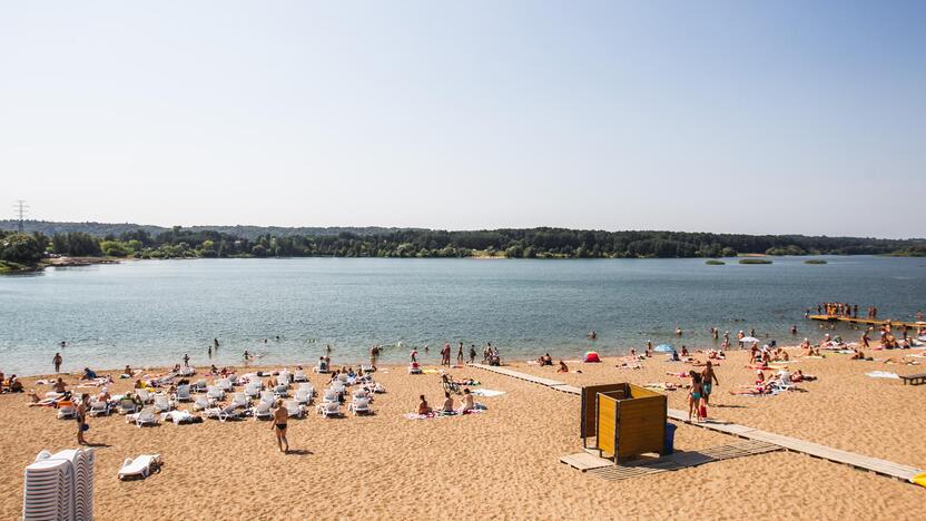 Kauniečiai karštą vasaros dieną leidžia prie vandens telkinių