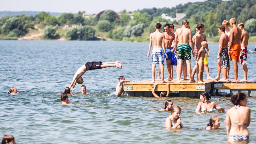 Kauniečiai karštą vasaros dieną leidžia prie vandens telkinių