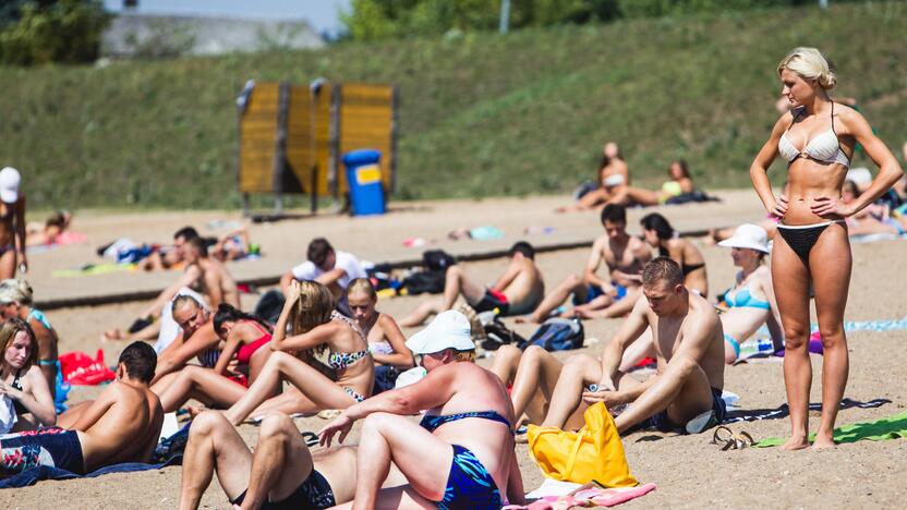 Kauniečiai karštą vasaros dieną leidžia prie vandens telkinių