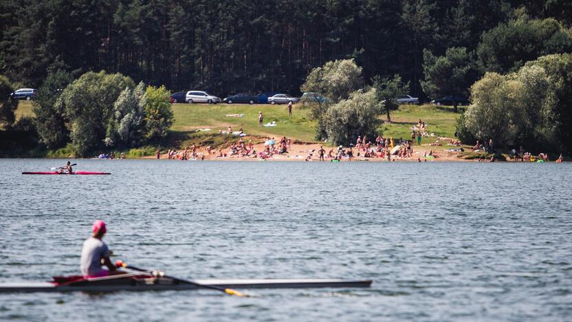 Kauniečiai karštą vasaros dieną leidžia prie vandens telkinių