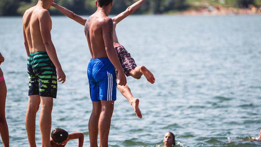 Kauniečiai karštą vasaros dieną leidžia prie vandens telkinių