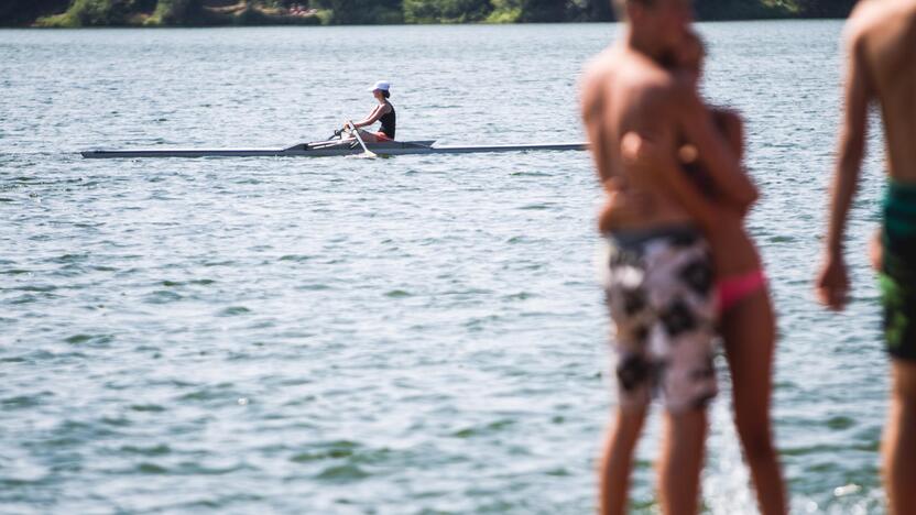 Kauniečiai karštą vasaros dieną leidžia prie vandens telkinių