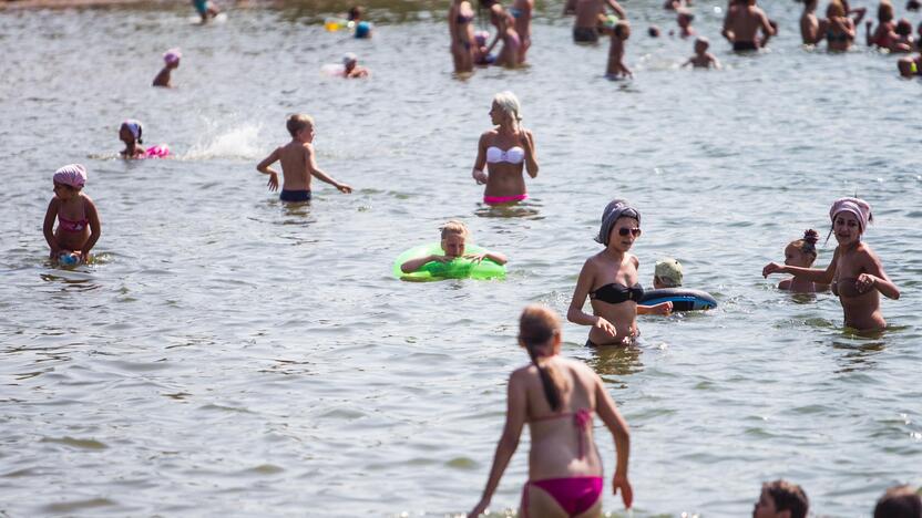 Kauniečiai karštą vasaros dieną leidžia prie vandens telkinių