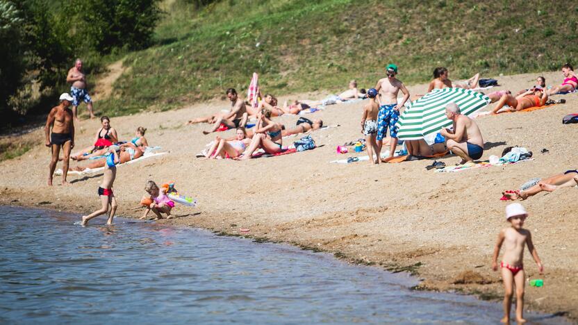 Kauniečiai karštą vasaros dieną leidžia prie vandens telkinių