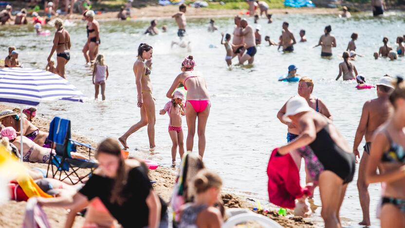 Kauniečiai karštą vasaros dieną leidžia prie vandens telkinių