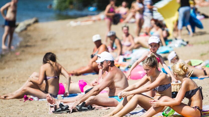 Kauniečiai karštą vasaros dieną leidžia prie vandens telkinių