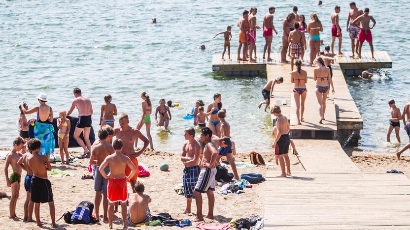 Kauniečiai karštą vasaros dieną leidžia prie vandens telkinių