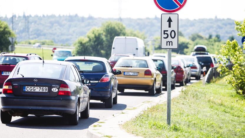 Kauniečiai karštą vasaros dieną leidžia prie vandens telkinių