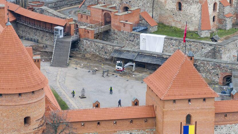 Trakų pilyje rastas į sprogmenį panašus daiktas