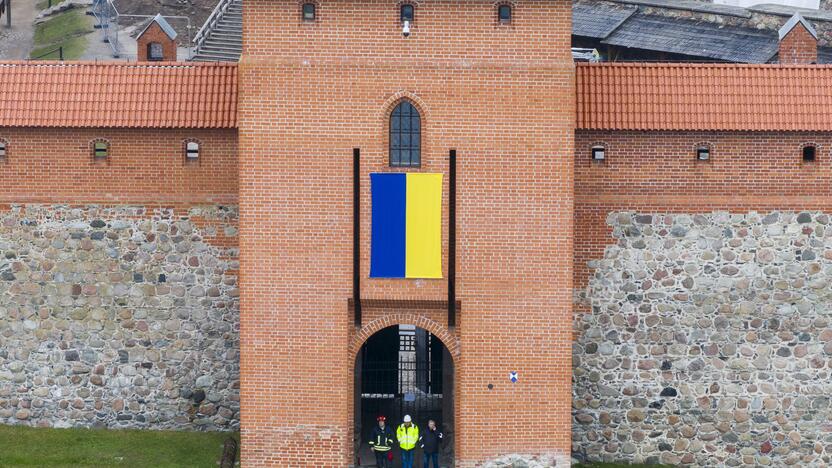 Trakų pilyje rastas į sprogmenį panašus daiktas