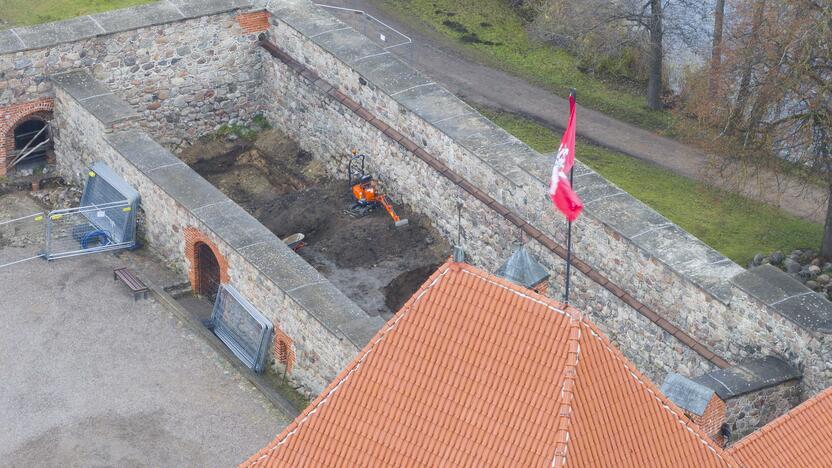 Trakų pilyje rastas į sprogmenį panašus daiktas