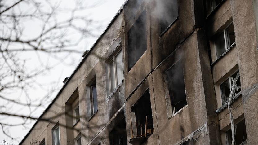 Keturis butus Viršuliškių daugiabutyje surijo liepsnos