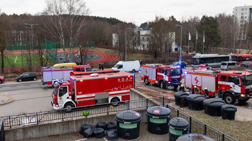 Keturis butus Viršuliškių daugiabutyje surijo liepsnos