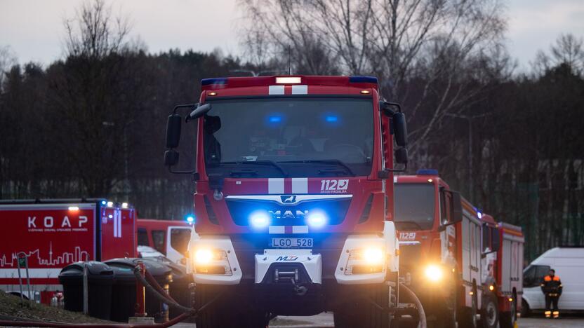 Keturis butus Viršuliškių daugiabutyje surijo liepsnos