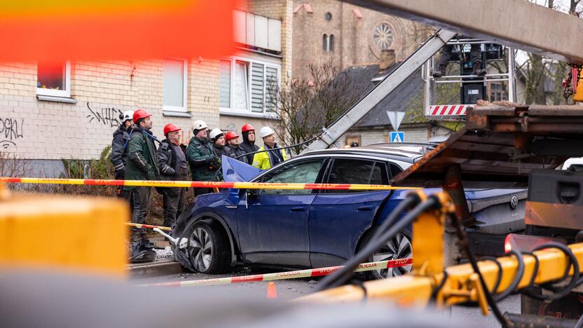 Vilniuje girtas „Volkswagen“ vairuotojas taranavo elektros stulpą