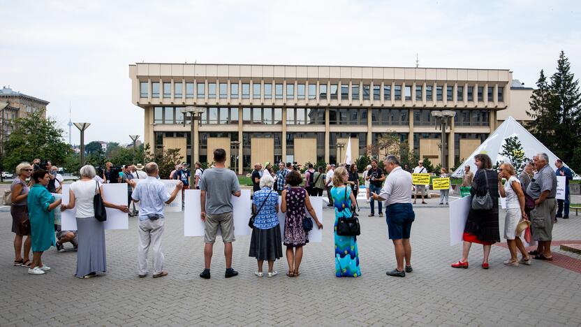 Protestas prie Seimo: reikalauja užkirsti kelią į Lietuvą migrantams