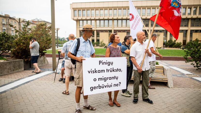 Protestas prie Seimo: reikalauja užkirsti kelią į Lietuvą migrantams