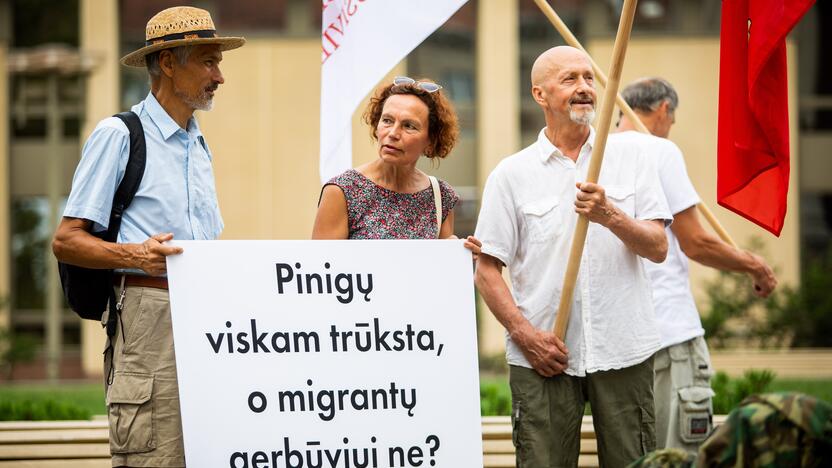 Protestas prie Seimo: reikalauja užkirsti kelią į Lietuvą migrantams