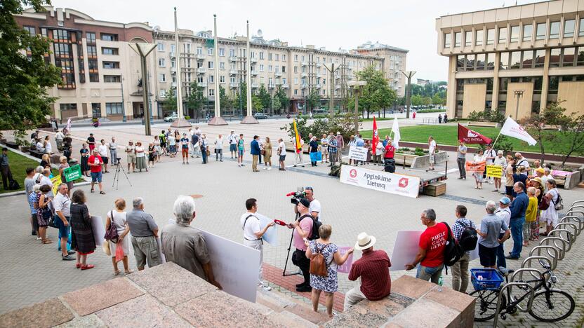 Protestas prie Seimo: reikalauja užkirsti kelią į Lietuvą migrantams