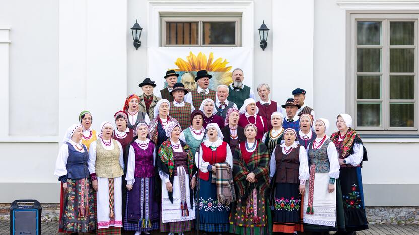 Saulėgrąžų sodinimo akcija Tuskulėnų rimties parke