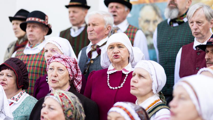 Saulėgrąžų sodinimo akcija Tuskulėnų rimties parke