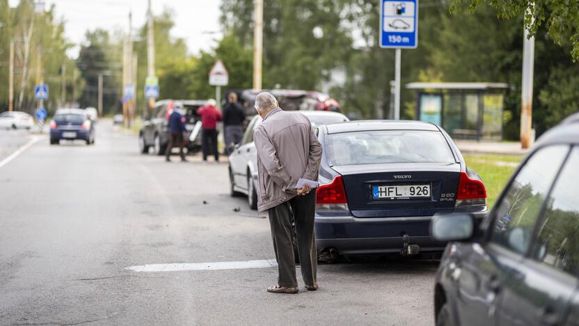 Vilniuje – girta moteris rėžėsi į šešis automobilius