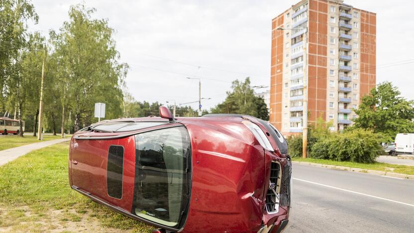 Vilniuje – girta moteris rėžėsi į šešis automobilius