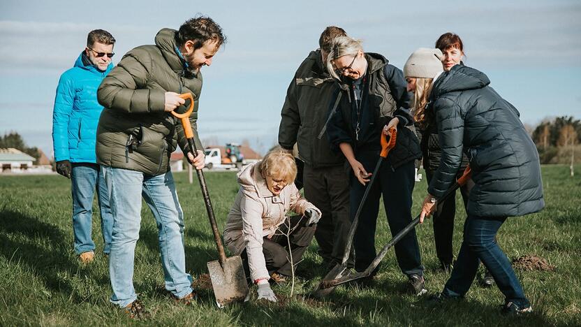  Akcija: žmonės savomis rankomis kuria ąžuolų parką.