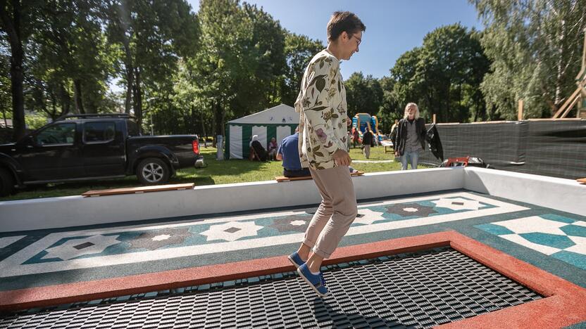 Pavojinga: šiemet į gydytojus dėl traumų jau kreipėsi apie 150 vaikų, kurie susižeidė šokinėdami ant batutų.