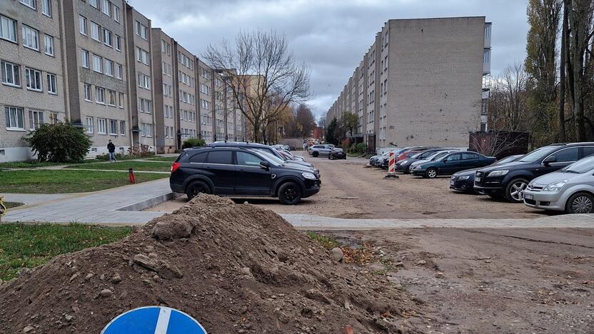 Laikinai: kol nevyksta remonto darbai, gyventojai aikštelėje stato savo automobilius.