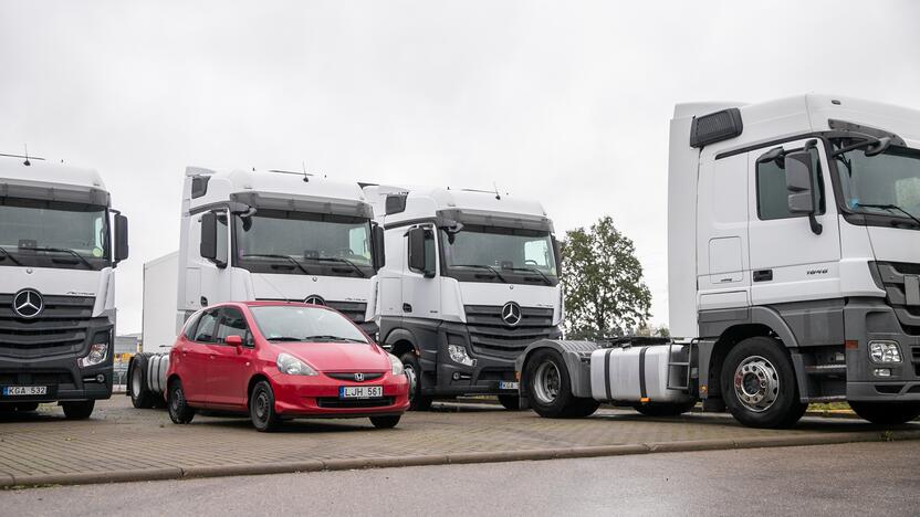 Investicijos: nedidelį automobiliuką galima įsigyti už ir už kelis tūkstančius eurų, o naujo vilkiko kaina siekia 100 tūkst. eurų.