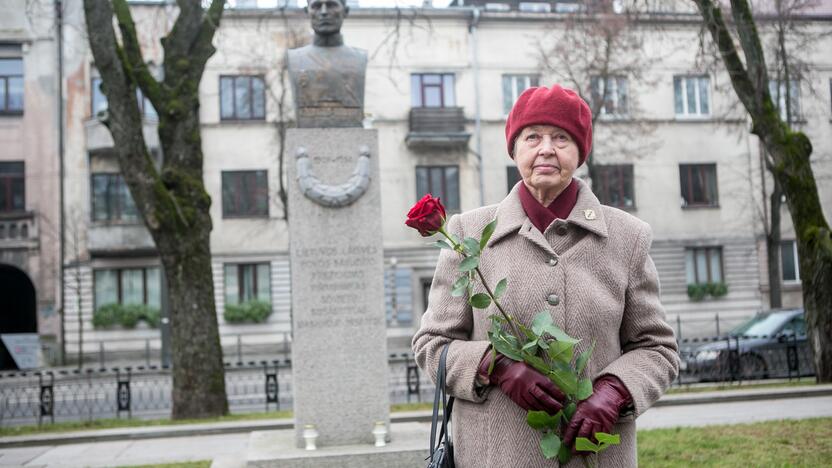 Ritualai: A.M.Vilkienę prie dėdės biusto galima pamatyti per svarbiausias valstybines šventes, kovo viduryje ir besibaigiant lapkričiui.