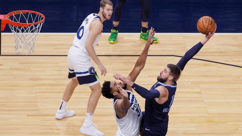 Pasiruošęs: J.Valančiūnas – vienas naudingiausių "Grizzlies" žaidėjų per dvejas rungtynes su "Timberwolves".