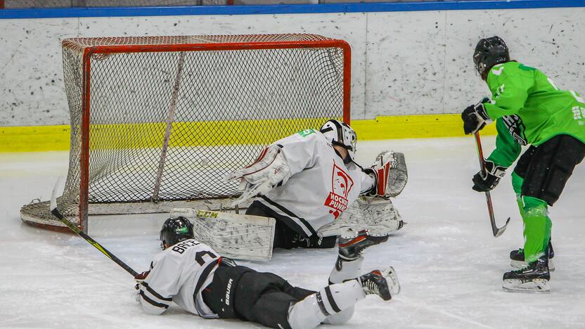 Pasižymėjo: "Hockey Punks" vartininkas S.Baltrūnas ne kartą gelbėjo savo komandą nuo įvarčio.