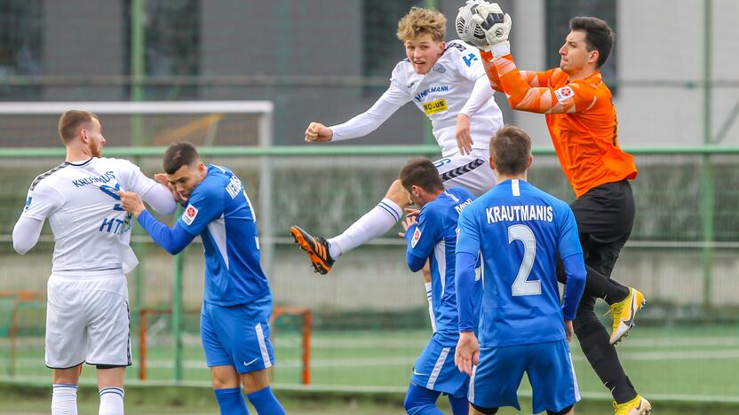 Įvarčiai: "Hegelmann Litauen" futbolininkai (baltos spalvos apranga) du kartus nuginklavo "Nevėžio" vartininką S.Melašenką.