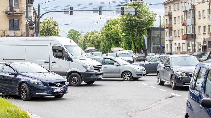 Sunkumai: toli gražu ne visiems vairuotojams pavyksta sklandžiai įsilieti į trans­por­to srau­tą.