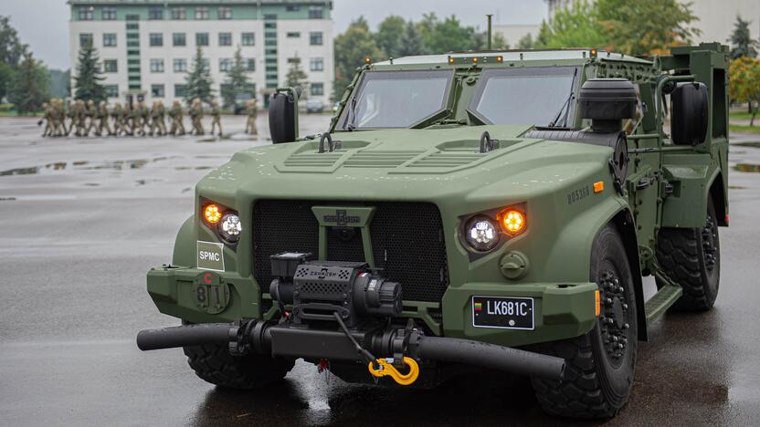 Galimybės: Lietuvos kariuomenės arsenalą papildęs visureigis JLTV geru keliu gali riedėti 180 km/val. greičiu.