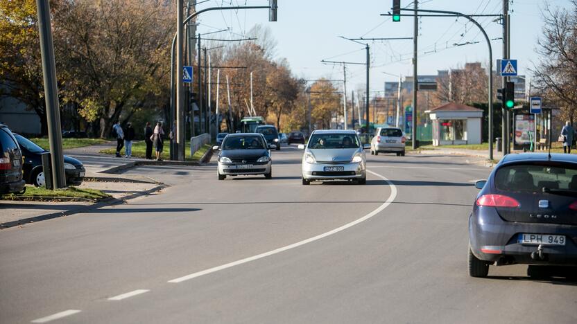 Dėmesys: važiuodami nepaženklinta gatve vairuotojai turėtų vadovautis sveika logika.