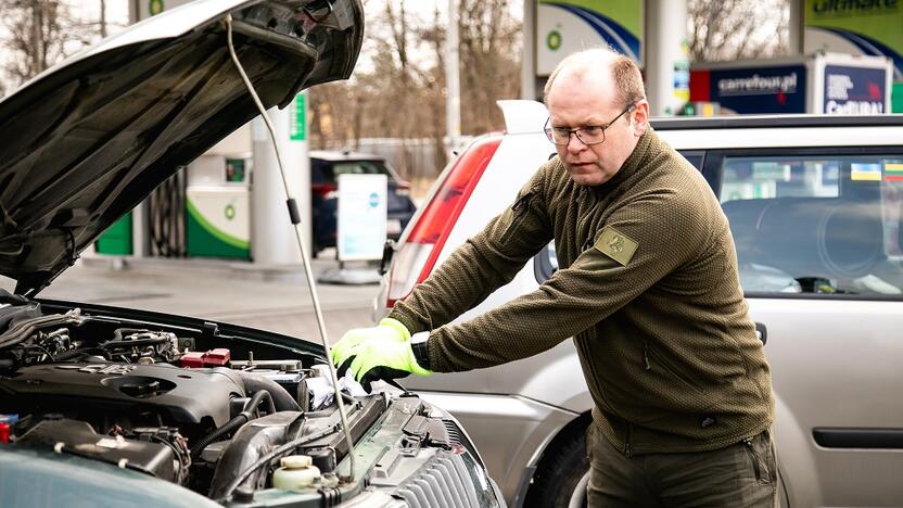 Bebaimiai: šturmanas A.Bubinas su kolegomis iš LŽA paramą į Ukrainą veža kone kiekvieną savaitę