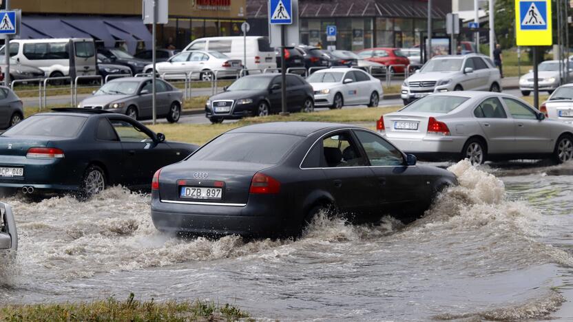 Rizika: bandymai bet kokia kaina įveikti gilias vandens kliūtis gali vėliau paploninti vairuotojo piniginę.