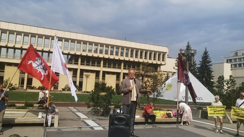 Protestas prie Seimo: reikalauja užkirsti kelią į Lietuvą migrantams