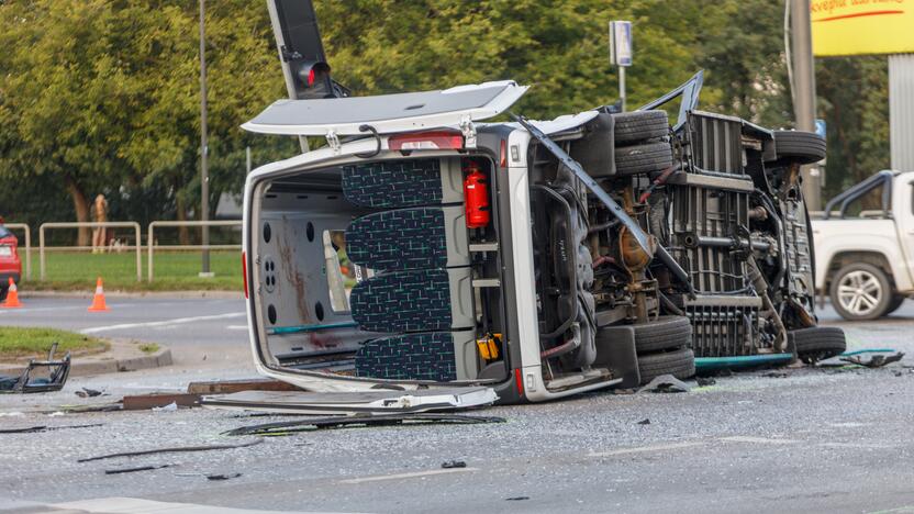 Mikroautobuso ir krovininio automobilio avarija Kaune