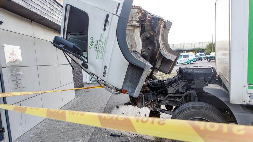 Mikroautobuso ir krovininio automobilio avarija Kaune