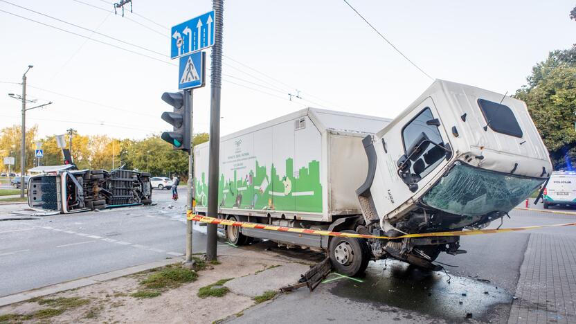 Mikroautobuso ir krovininio automobilio avarija Kaune