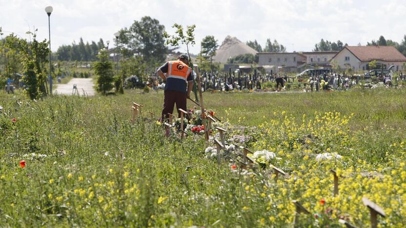 Atsakas: darbininkai reaguoja ir į gyventojų skundus, ir žolę nuo kapų visuomet nuvalo.