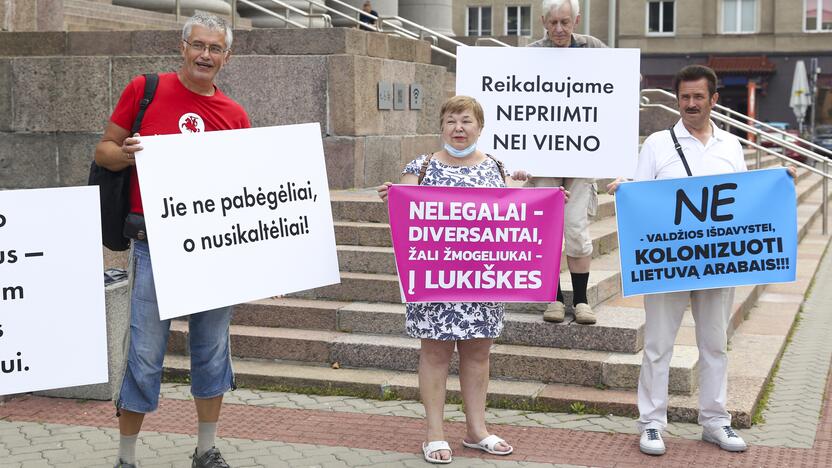 Protestas prie Seimo: reikalauja užkirsti kelią į Lietuvą migrantams