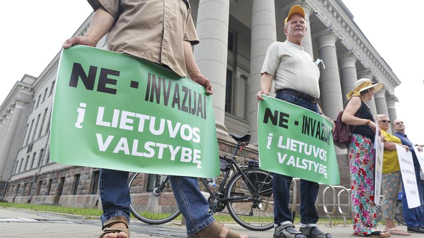 Protestas prie Seimo: reikalauja užkirsti kelią į Lietuvą migrantams