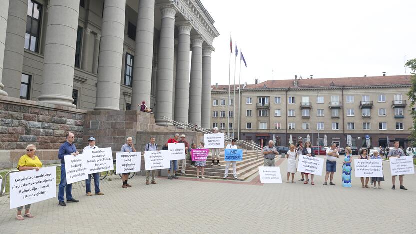 Protestas prie Seimo: reikalauja užkirsti kelią į Lietuvą migrantams